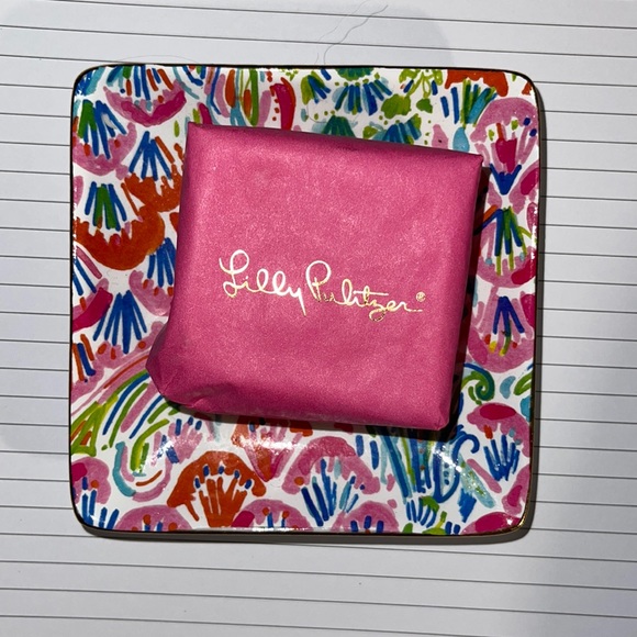 Lilly Pulitzer soap and tray set featured in I’m so hooked Lilly’s jungle soap - Picture 1 of 3